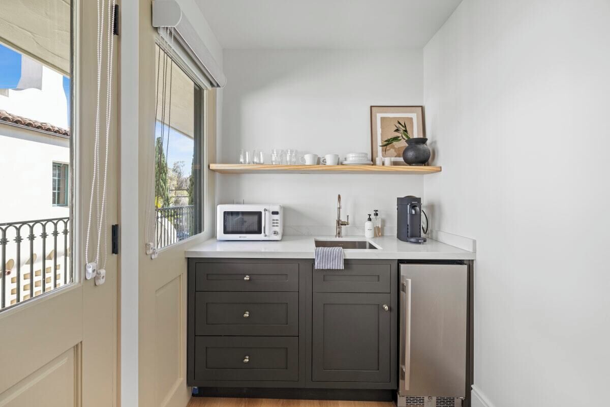 Een koelkast, een microgolfoven, een koffiezetapparaat/waterkoker