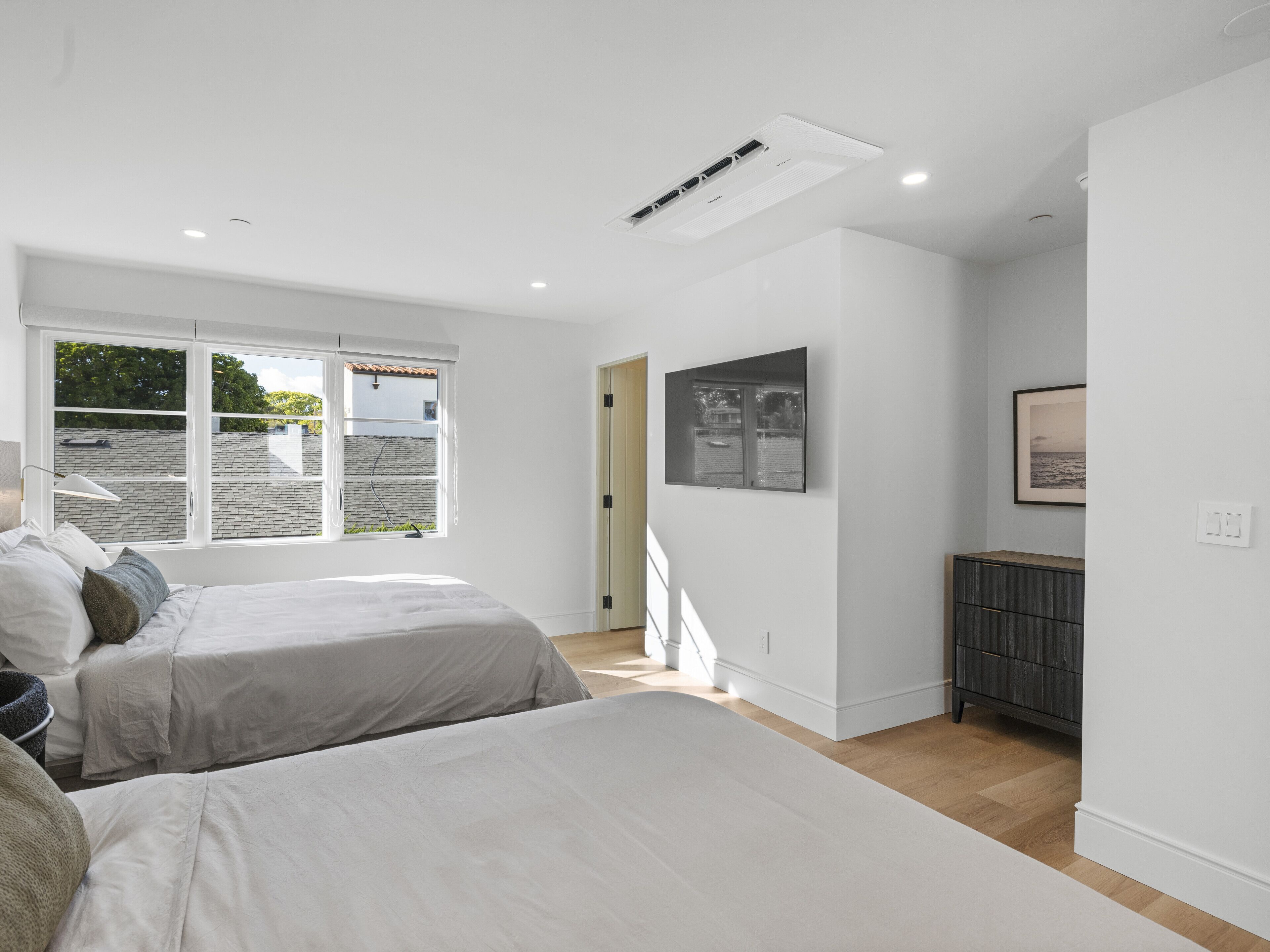 Een bureau, een strijkplank/strijkijzer, reisbedje, wifi