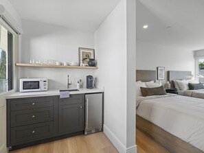 Työpöytä, silitysrauta/-lauta, vauvan matkasänky, Wi-Fi