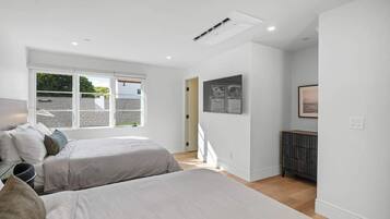 Schreibtisch, Bügeleisen/Bügelbrett, Reisekinderbett, WLAN