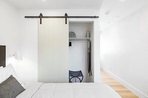 Een bureau, een strijkplank/strijkijzer, reisbedje, wifi