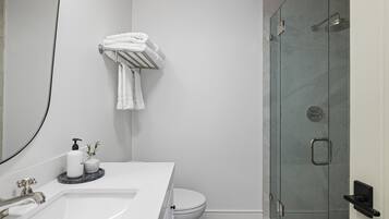 Dusj, miljøvennlige toalettsaker, hårføner og håndklær