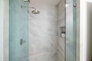 Dusche, umweltfreundliche Kosmetikartikel, Haartrockner, Handtücher