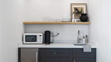 Refrigerador, microondas, cafetera y tetera y tetera eléctrica