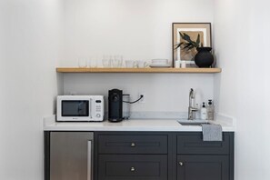 Réfrigérateur, micro-ondes, cafetière/bouilloire, bouilloire électrique