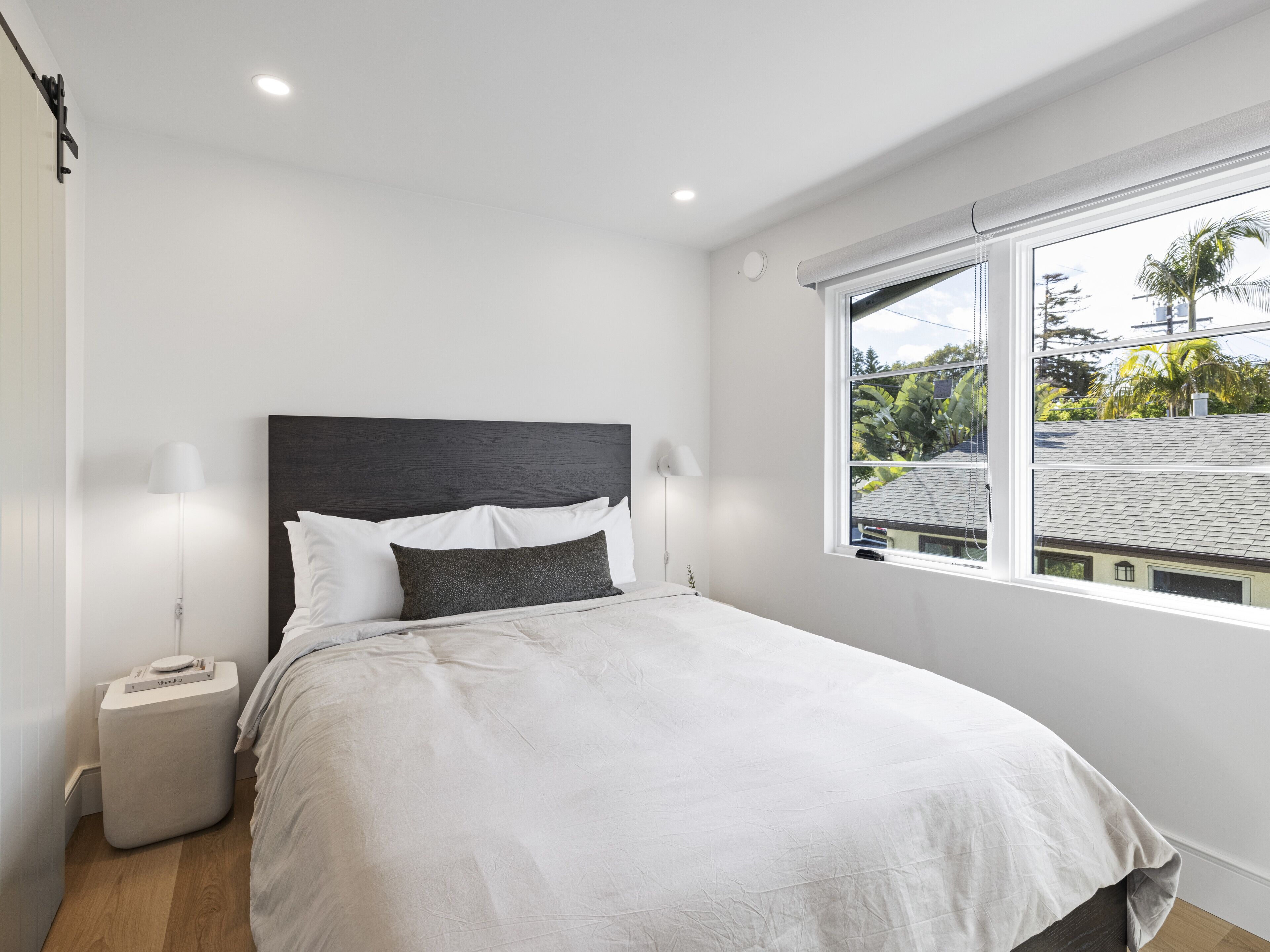 Skrivebord, strykejern/-brett, reiseseng for barn og wi-fi