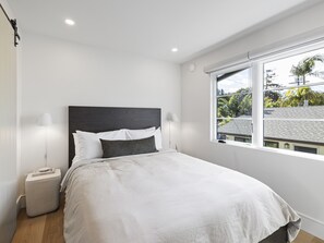 Skrivebord, strykejern/-brett, reiseseng for barn og wi-fi