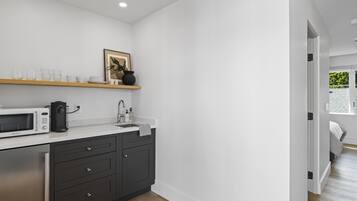 Kjøleskap, mikrobølgeovn, kaffetrakter/tekoker og vannkoker