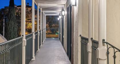 Casa Jardin Unit 10-Boutique Suite in Downtown Santa Barbara