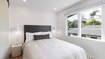 Desk, iron/ironing board, travel cot, WiFi