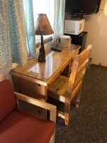 Habitación estándar, 1 cama de matrimonio | Zona de estar | Televisión de pantalla plana de 40 pulgadas con canales por cable