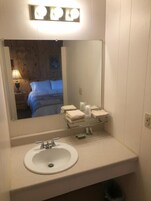 Bañera con ducha, artículos de tocador gratuitos, toallas, jabón