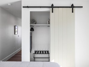 Een bureau, een strijkplank/strijkijzer, reisbedje, wifi