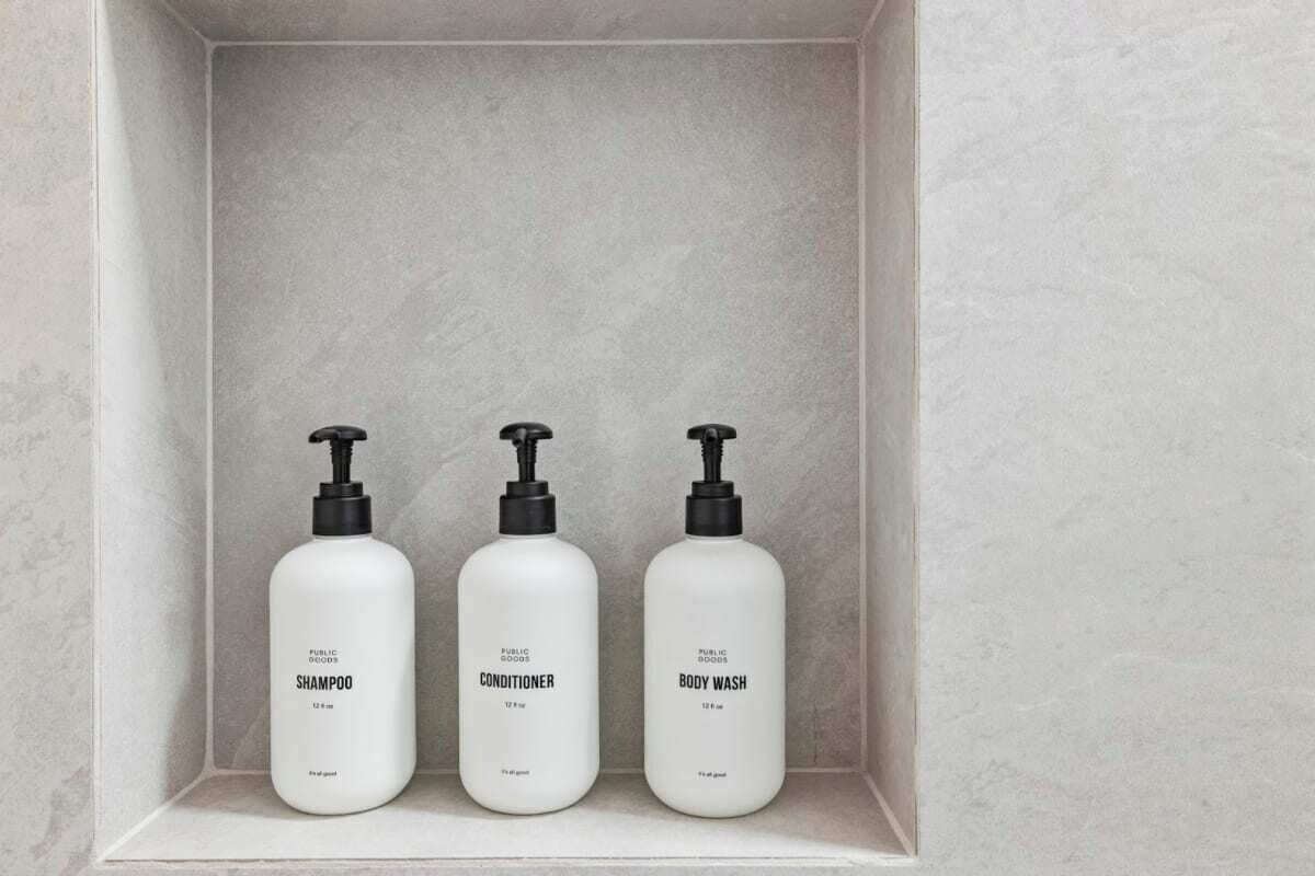 Douche, articles de toilette écologiques, sèche-cheveux