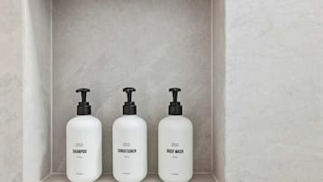 Douche, articles de toilette écologiques, sèche-cheveux