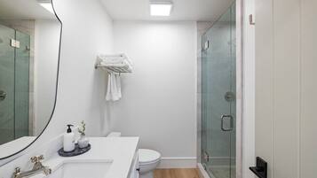 Chuveiro, produtos de toalete biodegradáveis, secador de cabelo