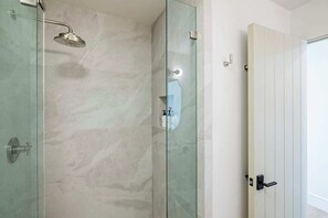 Een douche,  milieuvriendelijk toiletgerief, een haardroger, handdoeken