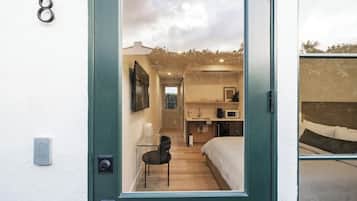 Een bureau, een strijkplank/strijkijzer, reisbedje, wifi