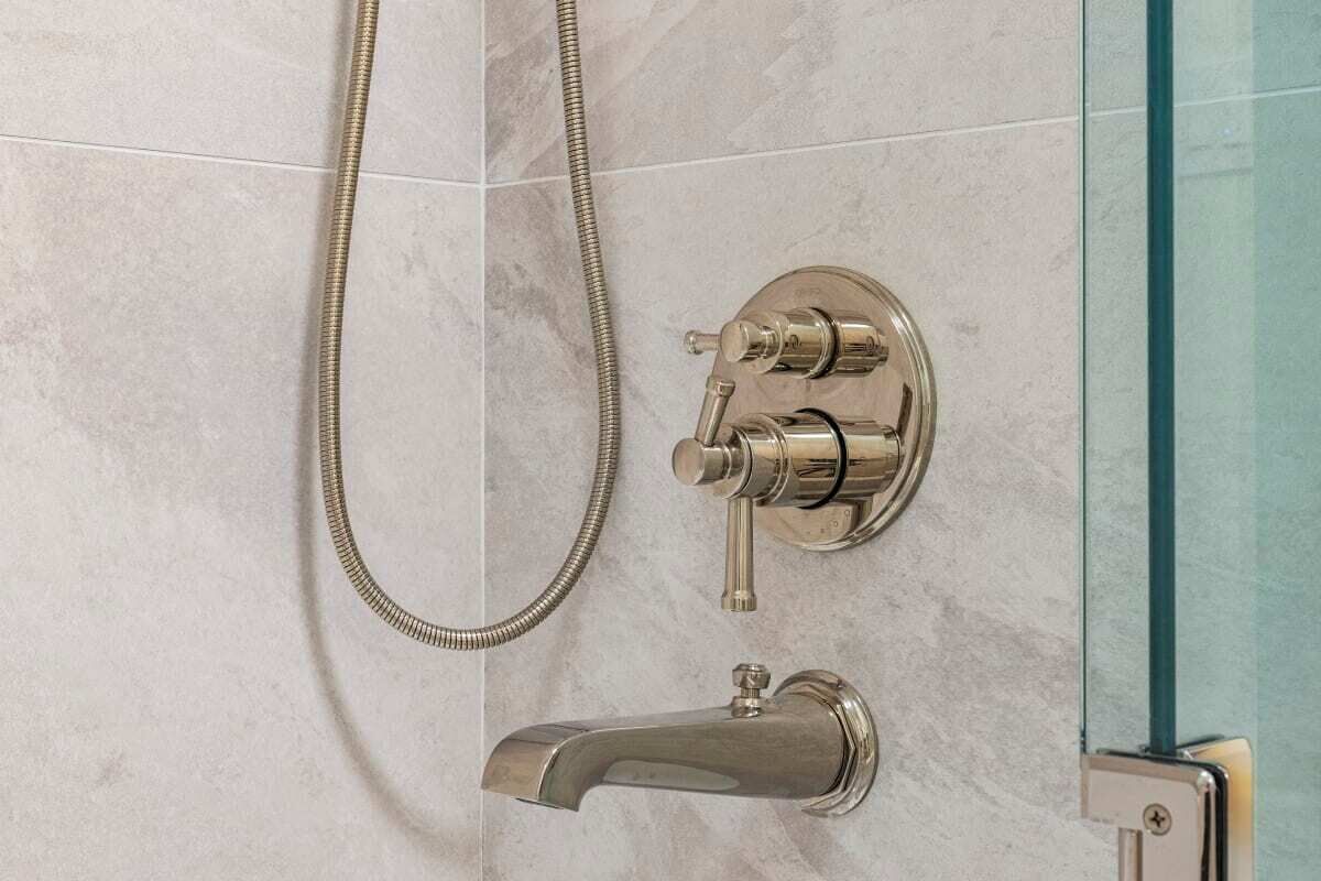 Een bad,  milieuvriendelijk toiletgerief, een haardroger, handdoeken