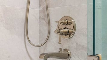 Een bad, milieuvriendelijk toiletgerief, een haardroger, handdoeken