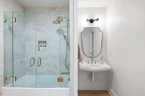 Badewanne, umweltfreundliche Kosmetikartikel, Haartrockner, Handtücher
