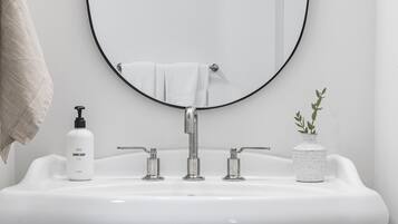 Banheira, produtos de toalete biodegradáveis, secador de cabelo