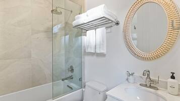 Baignoire, articles de toilette écologiques, sÚche-cheveux