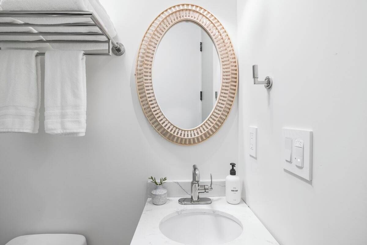 Een bad,  milieuvriendelijk toiletgerief, een haardroger, handdoeken