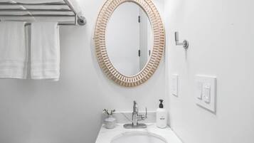 Een bad, milieuvriendelijk toiletgerief, een haardroger, handdoeken