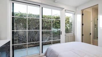 Een strijkplank/strijkijzer, reisbedje, wifi, beddengoed