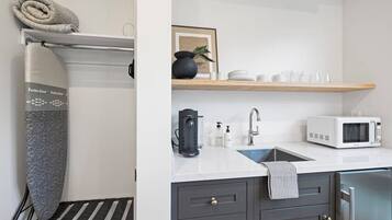 Kühlschrank, Mikrowelle, Wasserkocher mit Kaffee-/Teezubehör