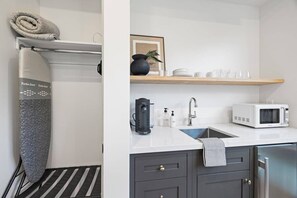 Een koelkast, een microgolfoven, een koffiezetapparaat/waterkoker