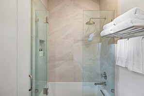 Baignoire, articles de toilette écologiques, séchoir à cheveux