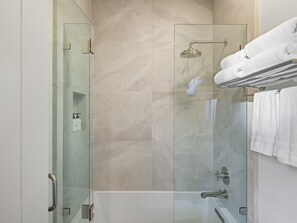 Bathtub, eco-friendly toiletries, hair dryer, towels - Casa Jardin Unit 7-Boutique Suite in Downtown Santa Barbara (Santa Barbara)