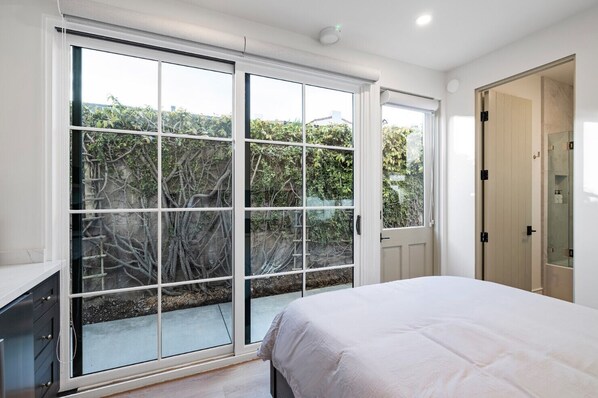 Iron/ironing board, travel cot, WiFi, bed sheets - Casa Jardin Unit 7-Boutique Suite in Downtown Santa Barbara (Santa Barbara)