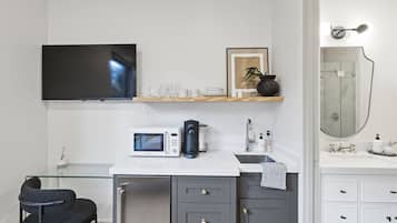 Geladeira, micro-ondas, cafeteira/chaleira, chaleira elétrica