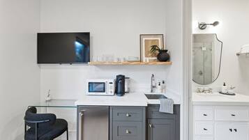 Refrigerador, microondas, cafetera/tetera, tetera/pava eléctrica