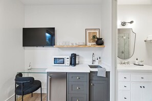 Kühlschrank, Mikrowelle, Wasserkocher mit Kaffee-/Teezubehör