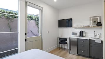 Escritorio, tabla de planchar con plancha, cuna de viaje y wifi