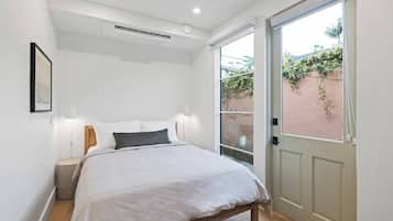 Escritorio, tabla de planchar con plancha, cuna de viaje y wifi