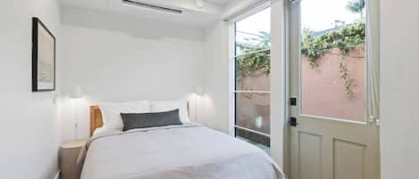 Bureau, fer et planche à repasser, lit parapluie, Wi-Fi