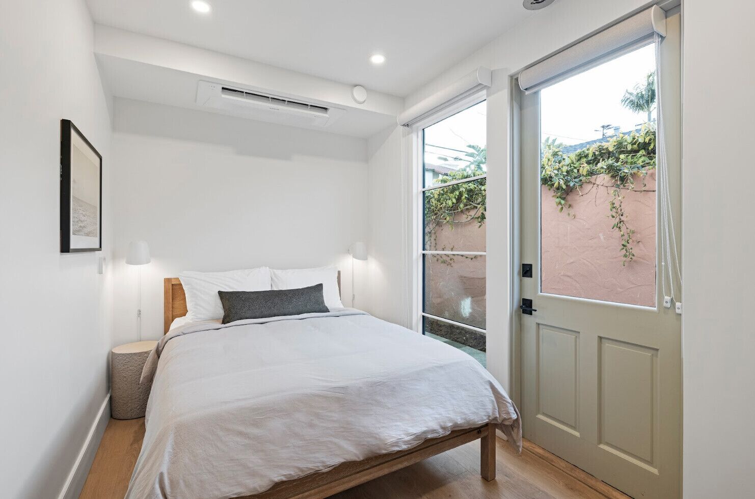 Bureau, fer et planche à repasser, lit parapluie, Wi-Fi