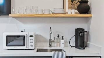 Een koelkast, een microgolfoven, een koffiezetapparaat/waterkoker