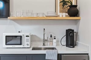 Refrigerador, microondas, cafetera y tetera y periquera