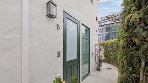 Ein Gebäude mit einer grünen Tür und der Hausnummer 5.
