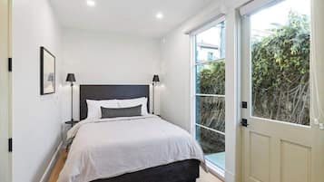 Een bureau, reisbedje, wifi, beddengoed