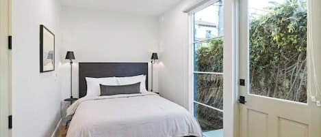 Bureau, lit parapluie, Wi-Fi, draps fournis