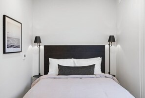 Escritorio, cuna de viaje, wifi y ropa de cama 