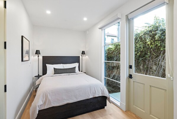 Desk, travel cot, WiFi, bed sheets - Casa Jardin Unit 5-Boutique Suite in Downtown Santa Barbara (Santa Barbara)