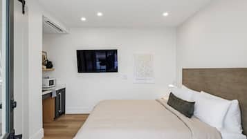 Desk, iron/ironing board, travel cot, WiFi